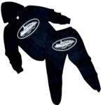 Conjunto deportivo negro con diseño de crucero