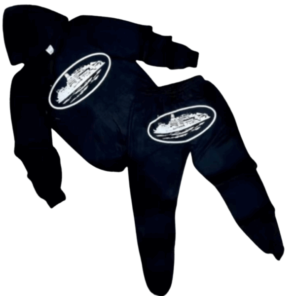 Conjunto deportivo negro con diseño de crucero