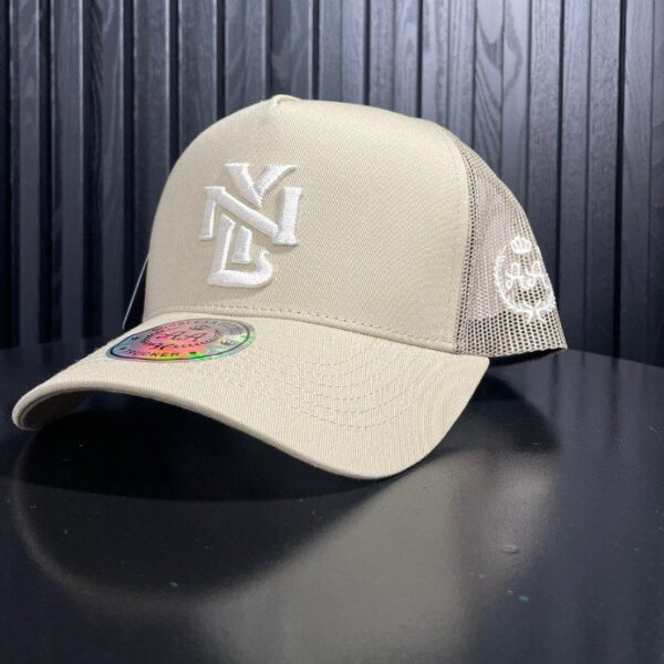 Gorra beige NYL estilo trucker