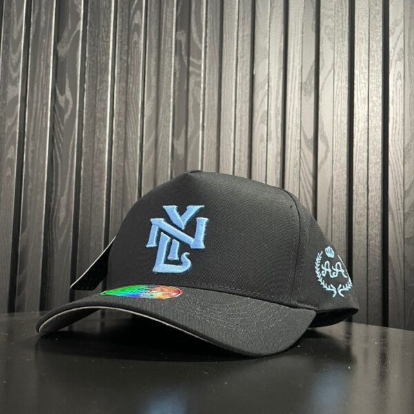 Gorra Negra NY Bordado Celeste
