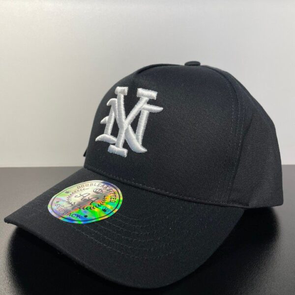 Gorra Snapback Negra con Logo Bordado