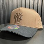 :

🧢 Gorra Snapback Café con Visera Negra - Estilo Urbano
