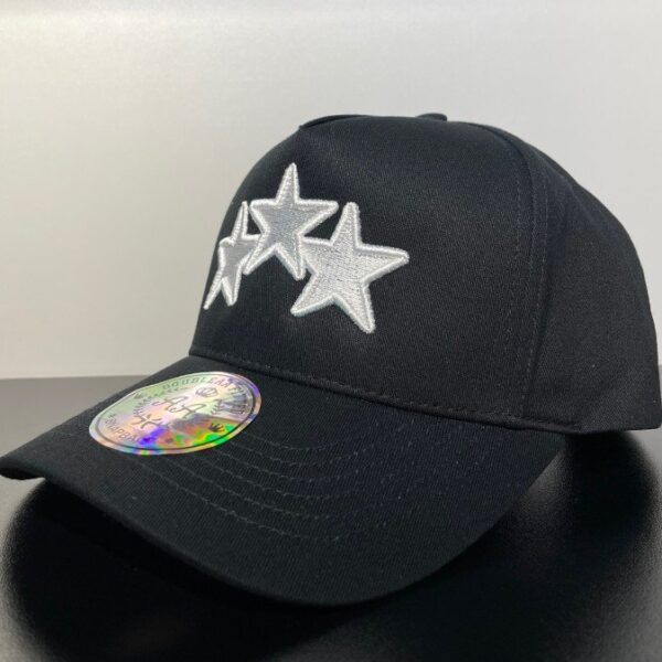 Gorra Negra con Bordado de Estrellas – Estilo Urbano Exclusivo