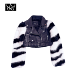 Chaqueta de estilo motociclista con cierre de cremallera frontal y solapas.