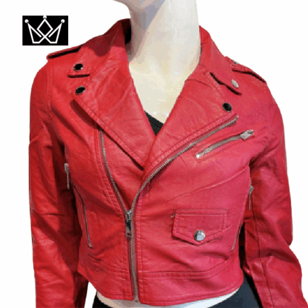 Tipo motociclista o "biker", con cremalleras y solapas 