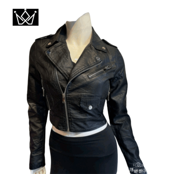 chaqueta estilo biker de color negro