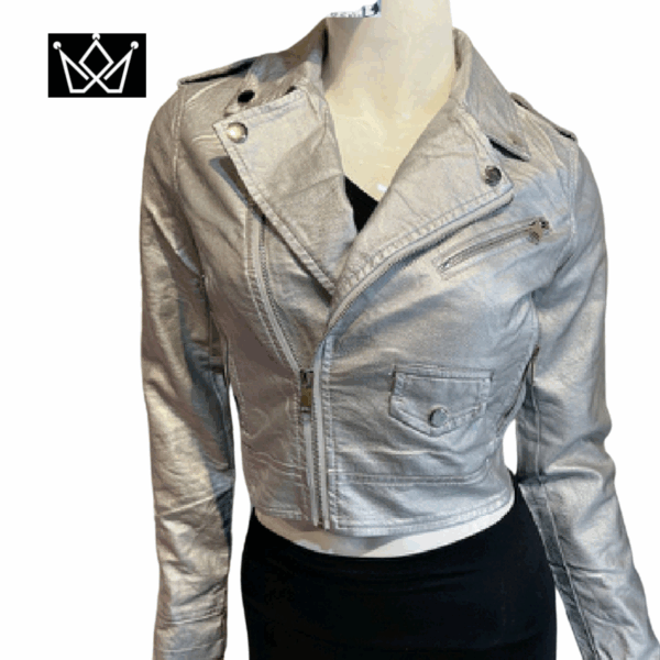 chaqueta estilo biker o "perfecto" de color plateado metalizado. 
