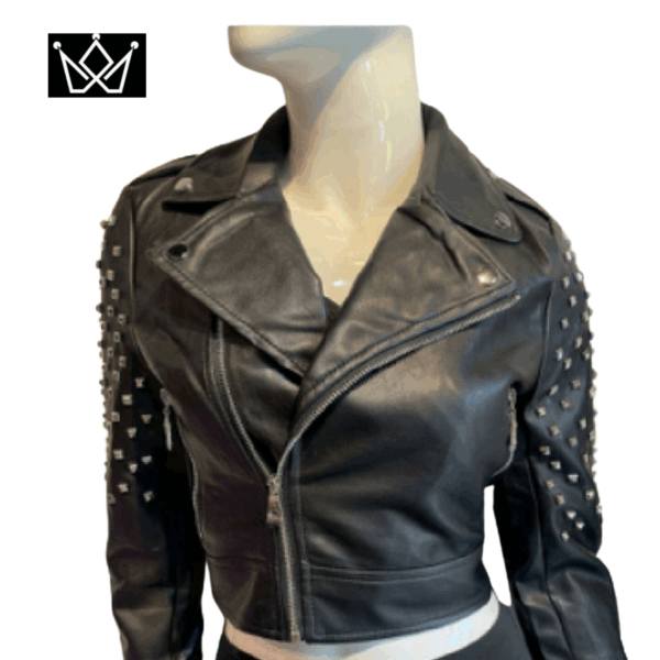 campera de ecocuero negra con tachas