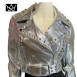 chaqueta estilo motociclista de color plateado con tachuelas