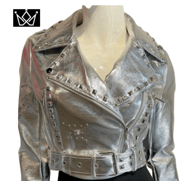 chaqueta estilo motociclista de color plateado con tachuelas