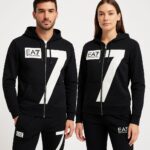 Este conjunto EA7 Emporio Armani combina lo mejor del estilo deportivo con un diseño moderno y elegante. Confeccionado en algodón suave y resistente, es ideal para quienes buscan comodidad sin dejar de lucir bien. Color: Negro con detalles en blanco Diseño: Estampado frontal con el número "7" en grande y logo EA7 en pecho y pierna Material: Algodón de alta calidad, suave al tacto y cálido Incluye: Buzo con cierre completo, capucha ajustable y bolsillos + pantalón jogger con pretina elástica Estilo: Urbano, deportivo y versátil Tallas disponibles: Para hombre y mujer