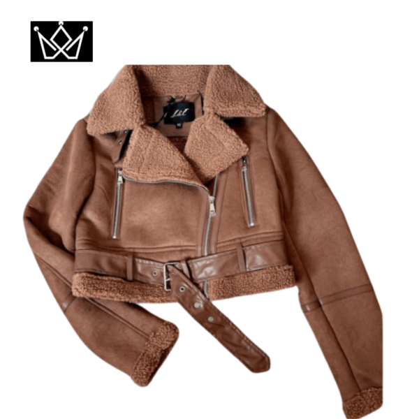 chaqueta es una cazadora tipo aviador o "biker"