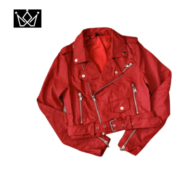 Chaqueta es una chaqueta de estilo motero (moto biker)