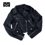 chaqueta estilo motociclista (biker) con un diseño llamativo de lentejuelas y detalles de cuero sintético.
