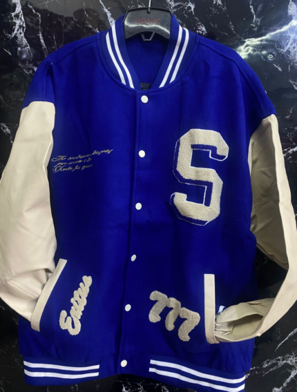 Campera Varsity Azul “S Edition 777” – Espíritu Clásico, Estilo Único