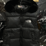 Chaleco Puffer "The North Face" con Capucha de Pelo Sintético - Abrigo Ligero y Estilo Urbano